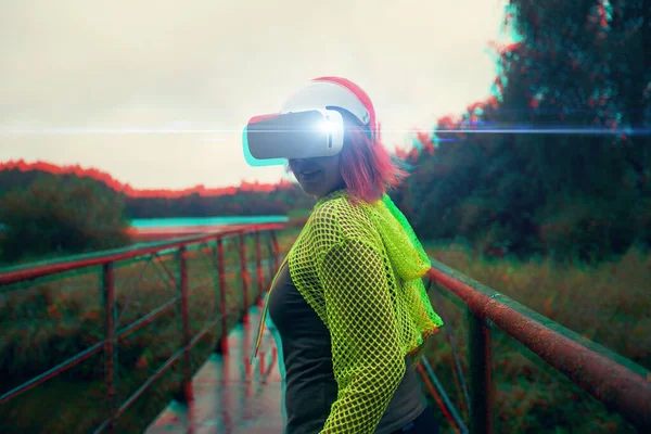 A mulher entra na realidade virtual usando headset de realidade virtual. Imagem com efeito de falha. — Fotografia de Stock