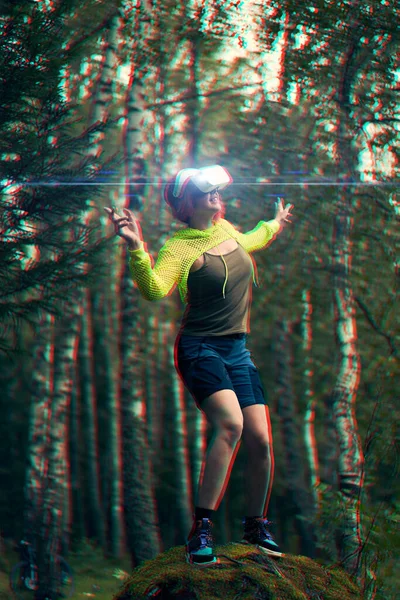 A mulher entra na realidade virtual usando headset de realidade virtual. Imagem com efeito de falha. — Fotografia de Stock