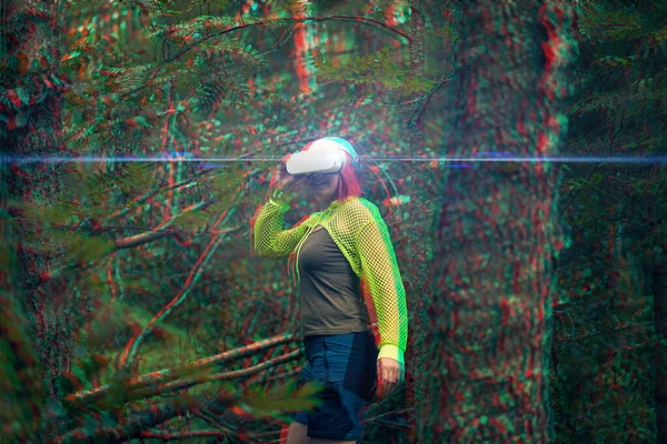 En kvinne går inn i en virtuell virkelighet med virtual reality hodetelefoner. Bilde med glitch-effekt. – stockfoto