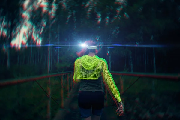 Kvinna går in i virtuell verklighet med hjälp av virtuell verklighet headset. Bild med glitch effekt. — Stockfoto