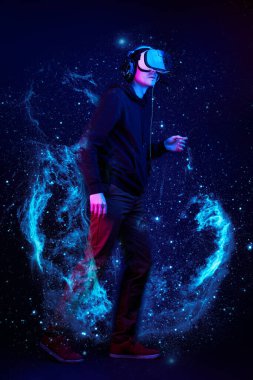 Sanal gerçeklik kulaklığı olan adam. Bu görüntünün elementleri NASA tarafından desteklenmektedir.