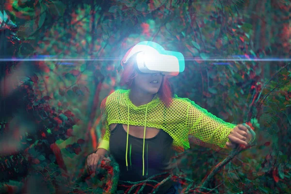 Femme va dans la réalité virtuelle en utilisant casque de réalité virtuelle. Image avec effet de pépin. — Photo