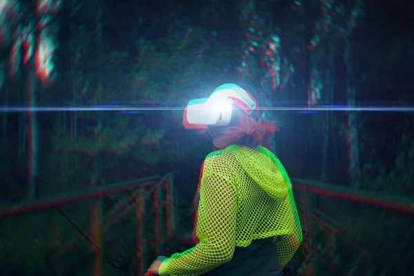 A mulher entra na realidade virtual usando headset de realidade virtual. Imagem com efeito de falha. — Fotografia de Stock