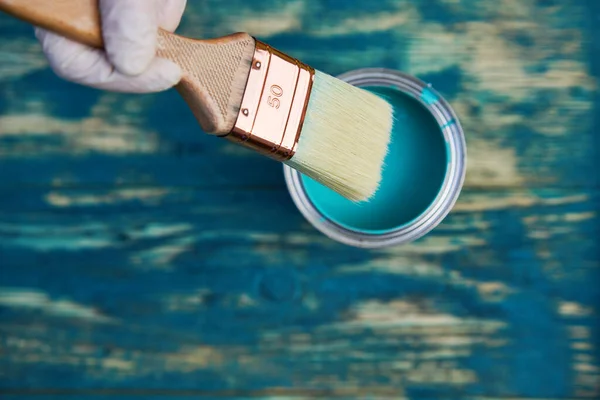 Pintar lata y pincel sobre el fondo de madera viejo. —  Fotos de Stock