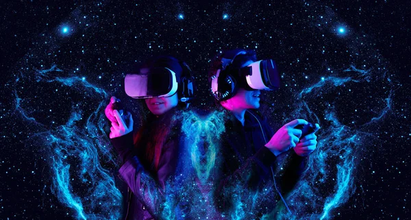 Sanal gerçeklik kulaklıkları ve gamepad 'leri olan oyuncular. Bu görüntünün elementleri NASA tarafından desteklenmektedir.