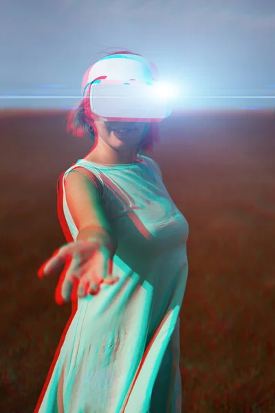 Vrouw gaat in virtual reality met behulp van virtual reality headset. Afbeelding met glitch effect. — Stockfoto