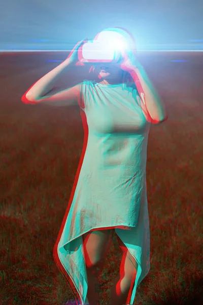 Donna va in realtà virtuale utilizzando cuffie realtà virtuale. Immagine con effetto glitch. — Foto Stock