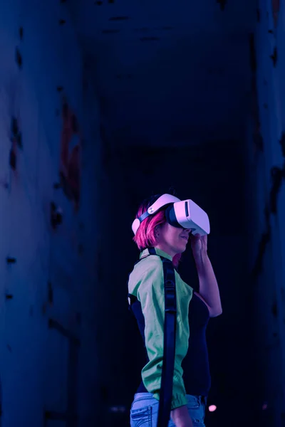 Femme va dans la réalité virtuelle en utilisant casque de réalité virtuelle. — Photo