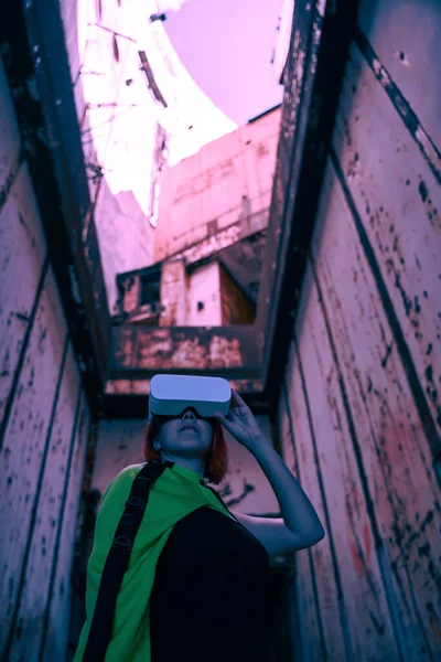 Femme va dans la réalité virtuelle en utilisant casque de réalité virtuelle. — Photo