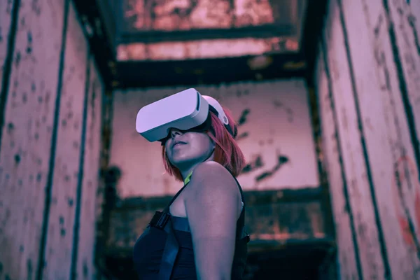 Femme va dans la réalité virtuelle en utilisant casque de réalité virtuelle. — Photo