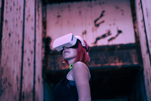 Femme va dans la réalité virtuelle en utilisant casque de réalité virtuelle. — Photo