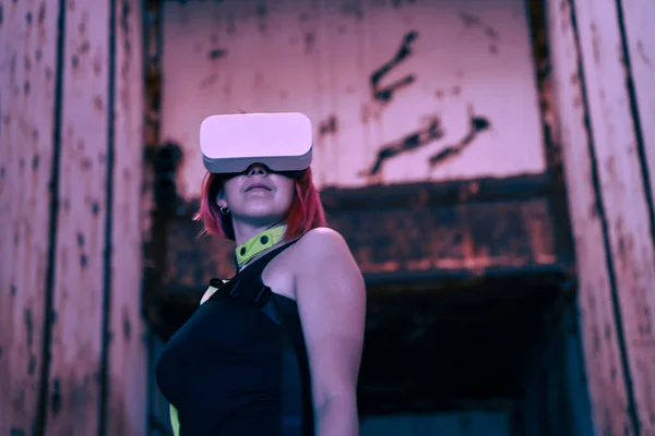 Donna va in realtà virtuale utilizzando cuffie realtà virtuale. — Foto Stock