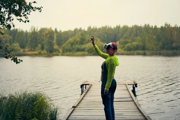 Kvinna går in i virtuell verklighet med hjälp av virtuell verklighet headset. — Stockfoto