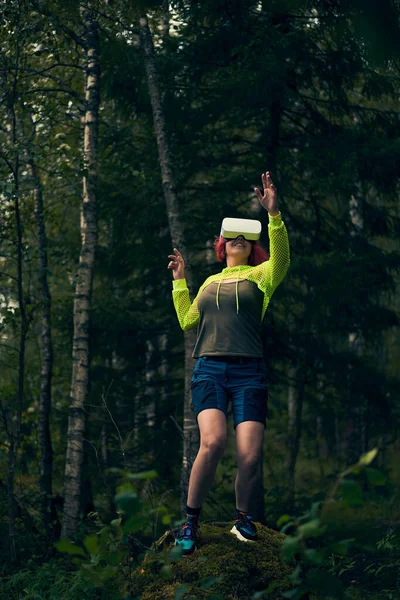 Mulher entra em realidade virtual usando fone de ouvido de realidade virtual. — Fotografia de Stock