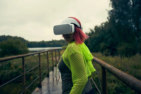 Donna va in realtà virtuale utilizzando cuffie realtà virtuale. — Foto Stock