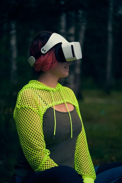 Donna va in realtà virtuale utilizzando cuffie realtà virtuale. — Foto Stock