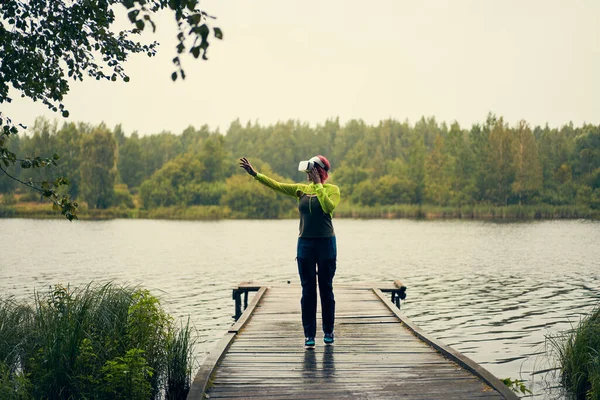 Vrouw gaat in virtual reality met behulp van virtual reality headset. — Stockfoto