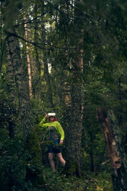 Kadın sanal gerçekliğe sanal gerçeklik kulaklığı kullanarak giriyor..