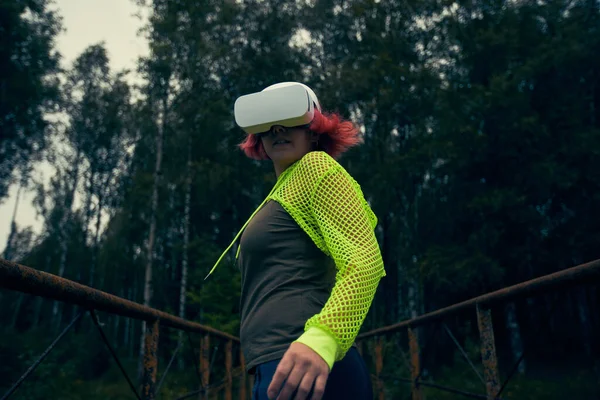 Mulher entra em realidade virtual usando fone de ouvido de realidade virtual. — Fotografia de Stock