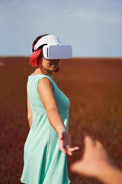 Mulher entra em realidade virtual usando fone de ouvido de realidade virtual. — Fotografia de Stock