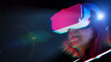 Kadın sanal gerçeklik kulaklığı kullanıyor. Hata efektli resim.