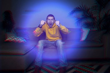 Adam artırılmış gerçeklik teknolojisini kullanarak film izliyor..