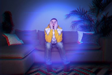 Adam artırılmış gerçeklik teknolojisini kullanarak film izliyor..