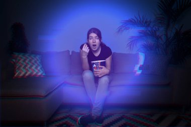 Kadın artırılmış gerçeklik teknolojisi kullanarak film izliyor..