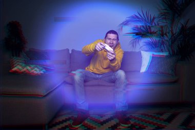 Yükseltilmiş gerçeklik oyunu oynayan adam joystick kullanıyor.