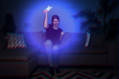 Yükseltilmiş gerçeklik oyunu oynayan kadın joystick kullanıyor.