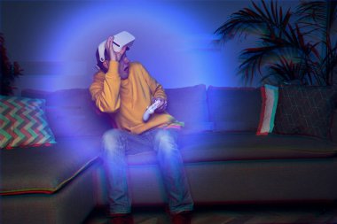 Adam evde vr kulaklık kullanarak oyun oynuyor