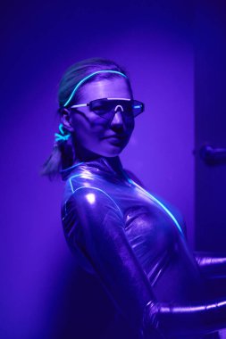 Siberpunk tarzı fütürist kostümlü güzel genç bir kadının portresi..