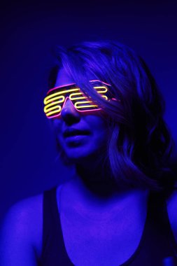 Siberpunk tarzı fütürist kostümlü güzel genç bir kadının portresi..