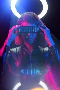 Siberpunk tarzı fütürist kostümlü güzel genç bir kadının portresi..