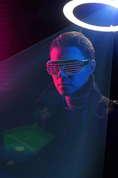 Porträt eines Mannes im Cyberpunk-Stil in futuristischem Kostüm. — Stockfoto