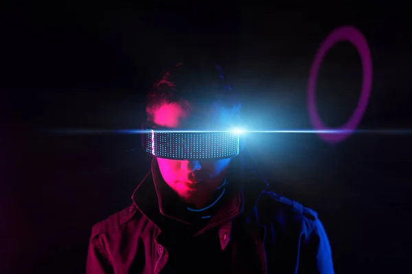 Cyberpunk stílusú portré ember futurisztikus jelmezben. — Stock Fotó