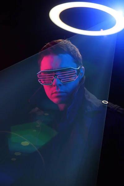 Cyberpunk stijl portret van de mens in futuristische kostuum. — Stockfoto