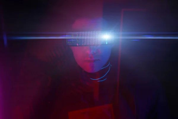 Cyberpunk stil porträtt av människan i futuristisk kostym. — Stockfoto