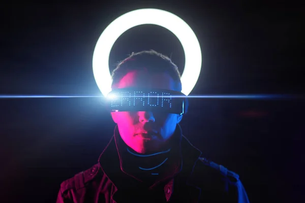 Cyberpunk estilo retrato do homem em traje futurista. — Fotografia de Stock
