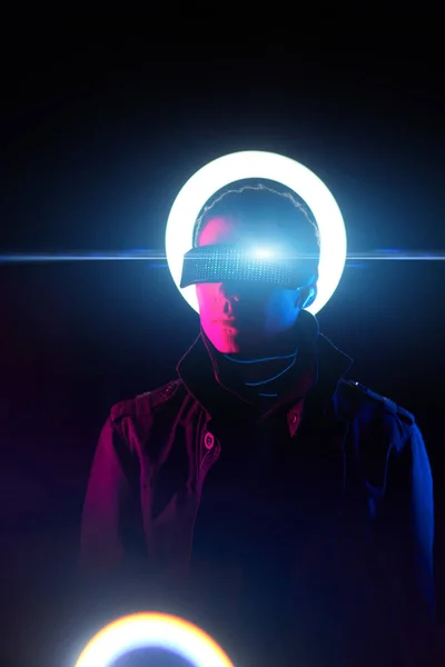 Cyberpunk stílusú portré ember futurisztikus jelmezben. — Stock Fotó