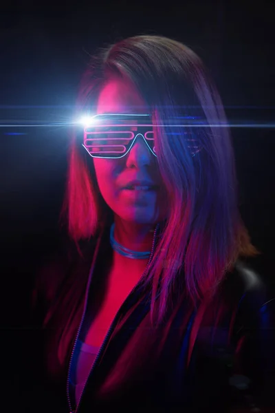 Cyberpunk stil porträtt av vacker ung kvinna i futuristisk kostym. — Stockfoto