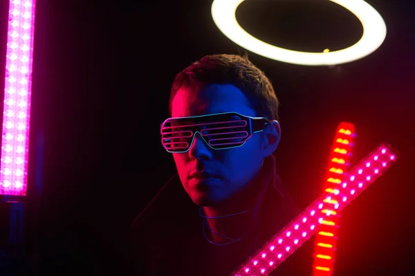 Porträt eines Mannes im Cyberpunk-Stil in futuristischem Kostüm. — Stockfoto