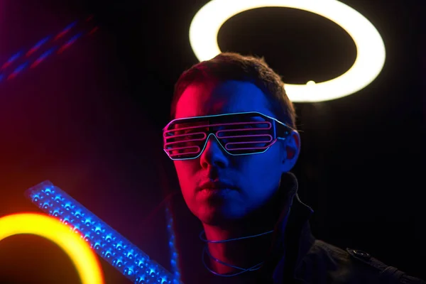 Porträt eines Mannes im Cyberpunk-Stil in futuristischem Kostüm. — Stockfoto