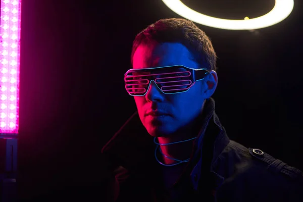 Cyberpunk estilo retrato do homem em traje futurista. — Fotografia de Stock