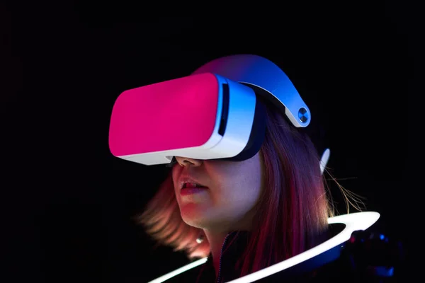 Vrouw is met behulp van virtual reality headset. — Stockfoto