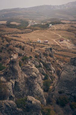 Demerdzhi Dağı 'nın yamaçlarındaki büyük taş sütunlar. Hayaletler vadisi, Kırım Dağları.