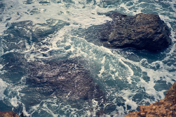 Onde marine che sbattono contro la riva rocciosa — Foto Stock