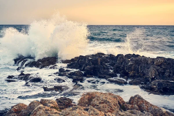 Salpicaduras de las olas chocando contra la costa rocosa —  Fotos de Stock