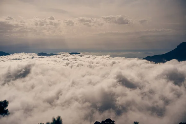 Πανοραμική θέα από την κορυφή του βουνού. Ηλιαχτίδες πάνω από τα σύννεφα. — Φωτογραφία Αρχείου