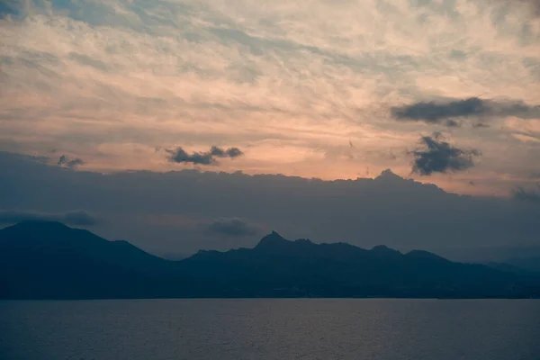 Schöne Naturlandschaft mit Bergen, Meer und bewölktem Himmel — Stockfoto